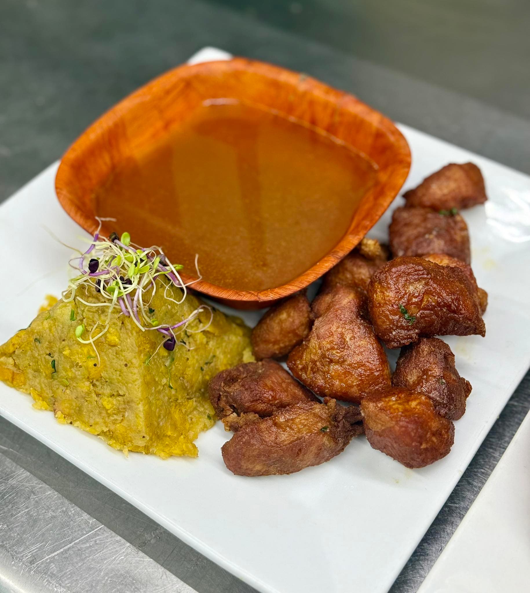 Mofongo con Carne Frita y Caldo - especialidad de la casa